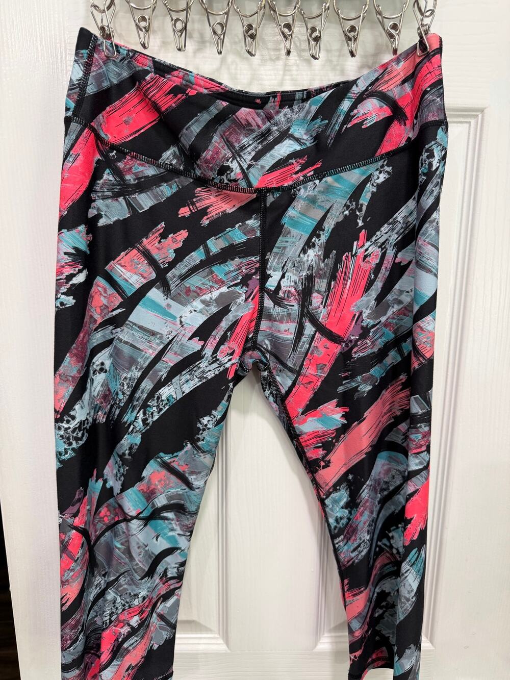 Fabletics Women's M Pink Aqua Brushstroke High-Waisted Capri Workout Leggings